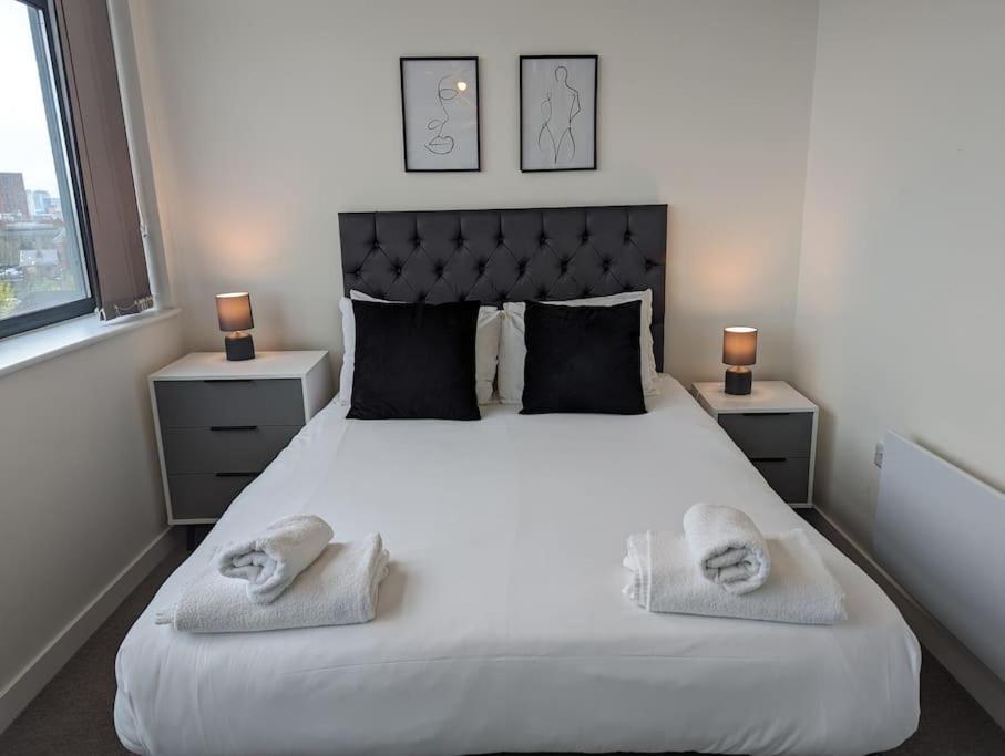 Lovely 1 Bed Apartment - Old Trafford Manchester Bagian luar foto