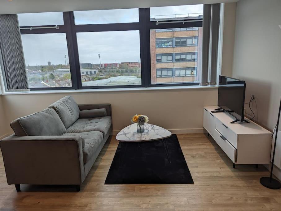 Lovely 1 Bed Apartment - Old Trafford Manchester Bagian luar foto