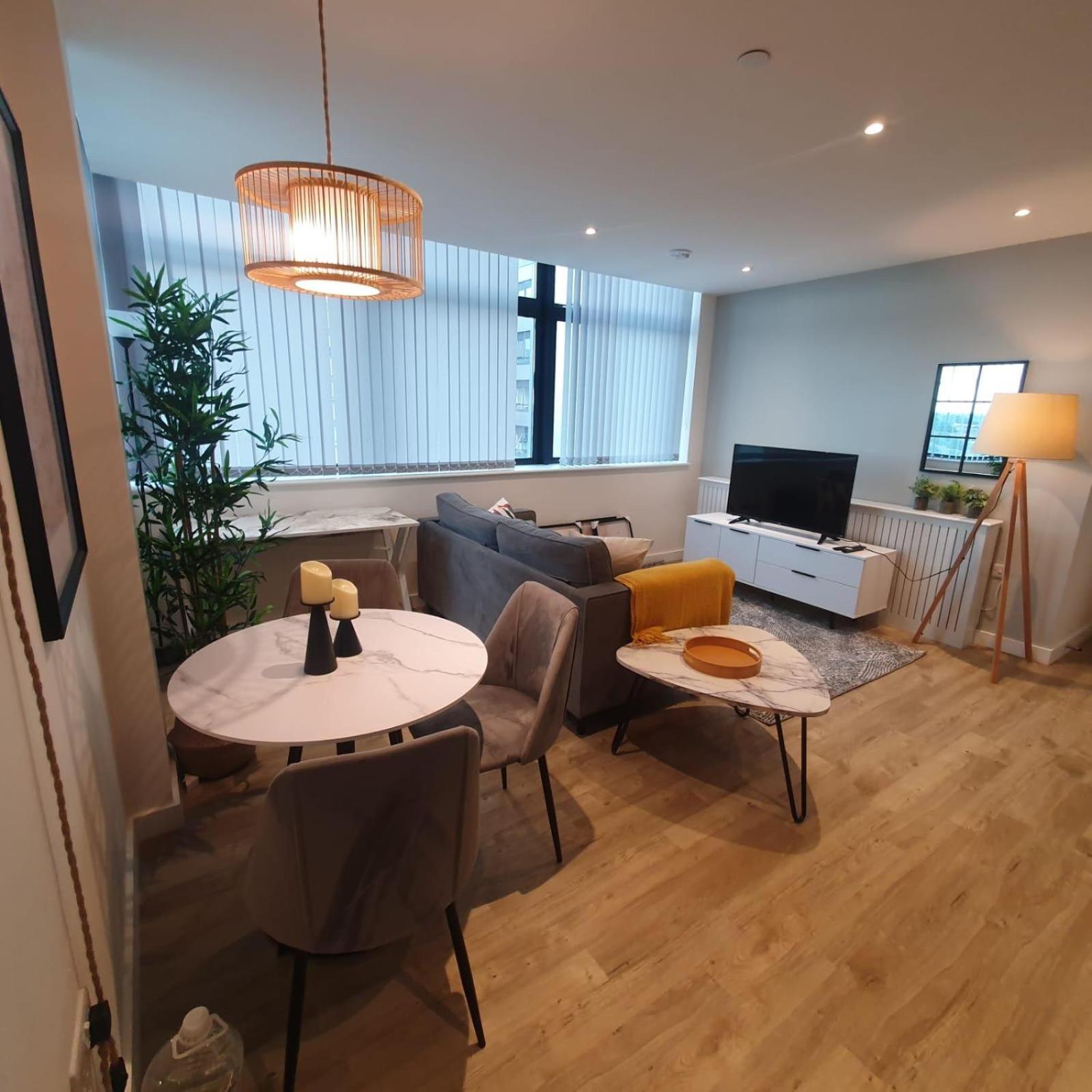 Lovely 1 Bed Apartment - Old Trafford Manchester Bagian luar foto
